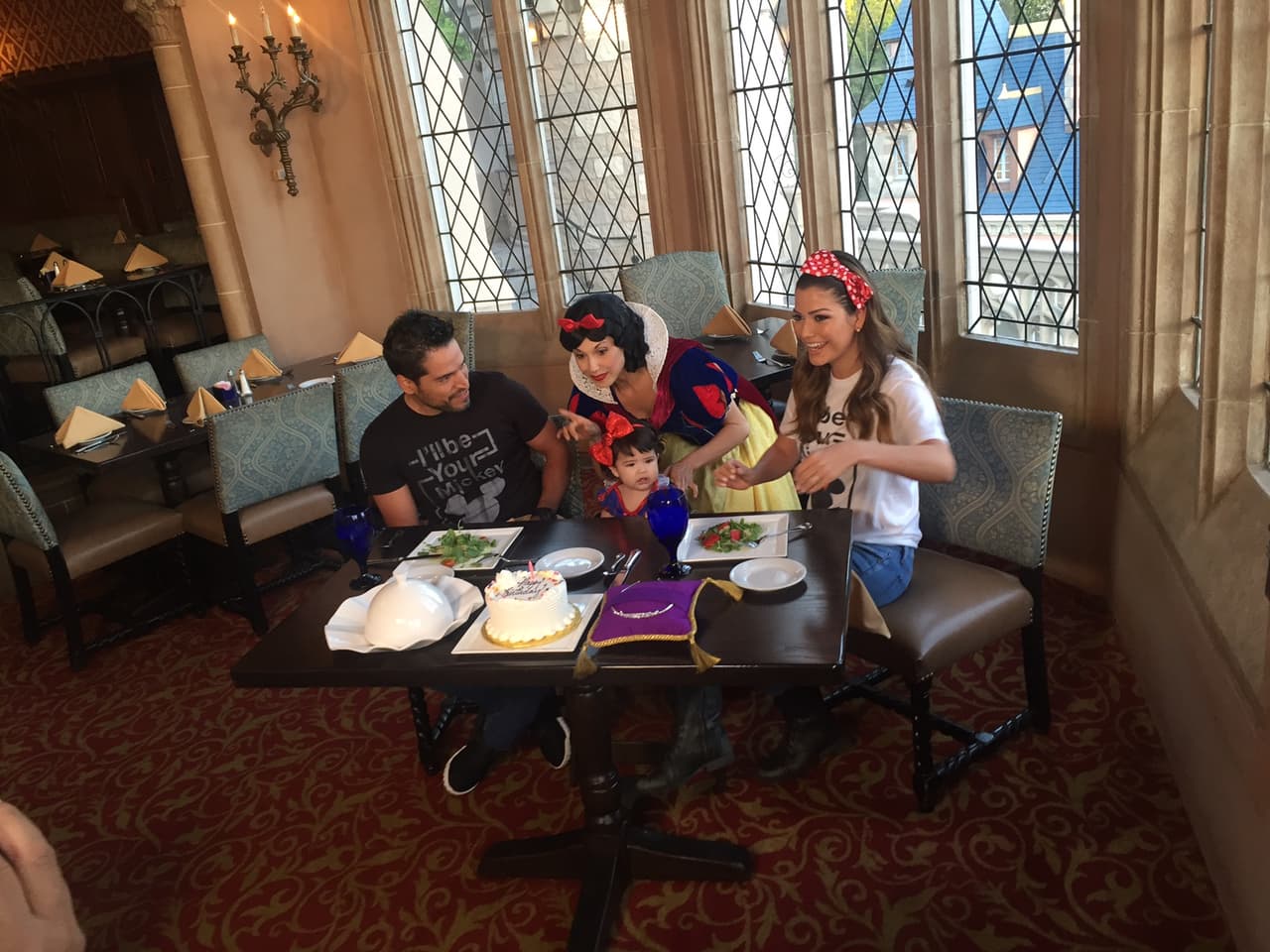 Blanca Nieves no perdía oportunidad de mostrar a Giulietta el regalo que había para ella sobre la mesa.