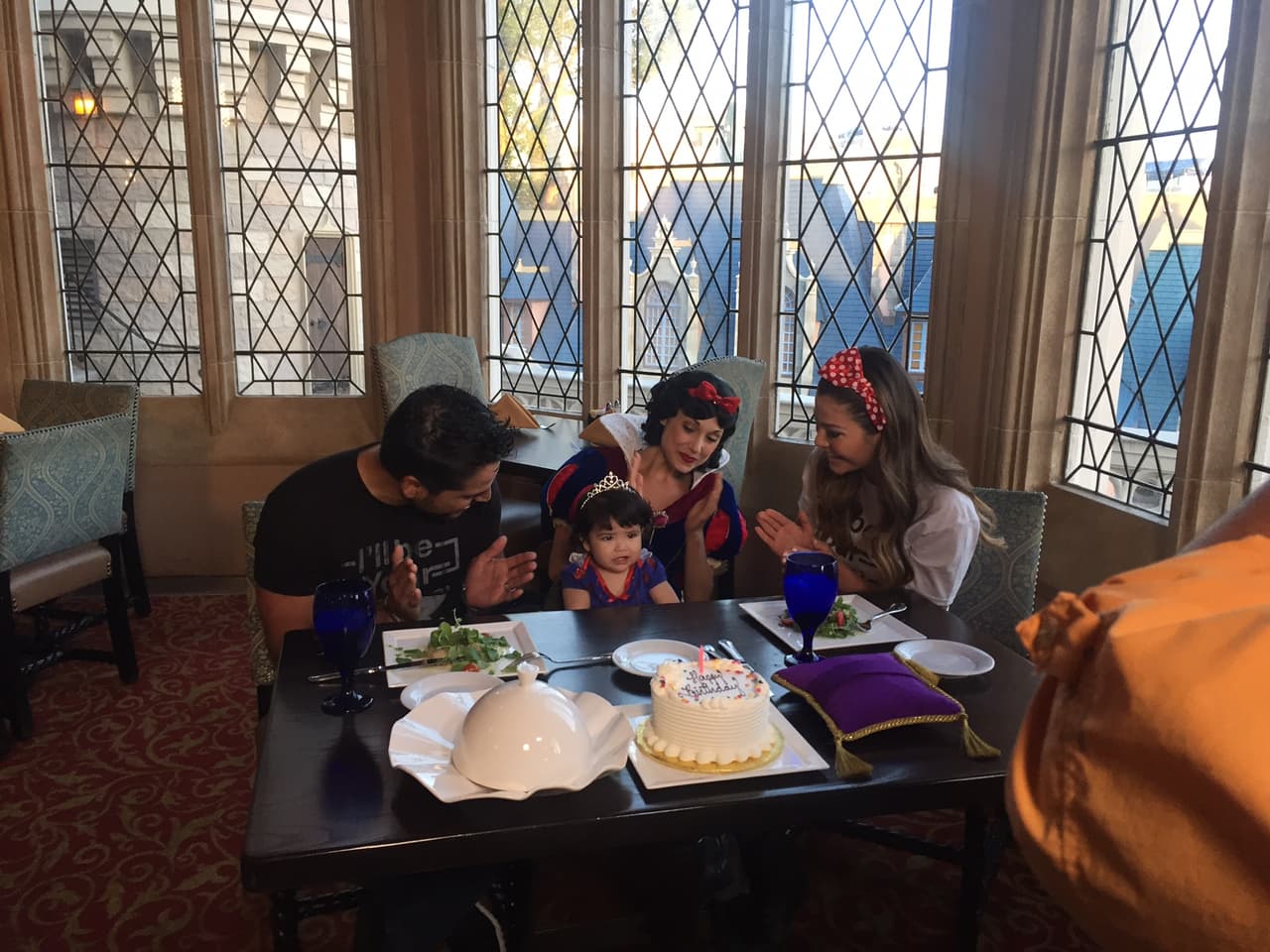 Papi y mami la animan y le cantan sin parar.