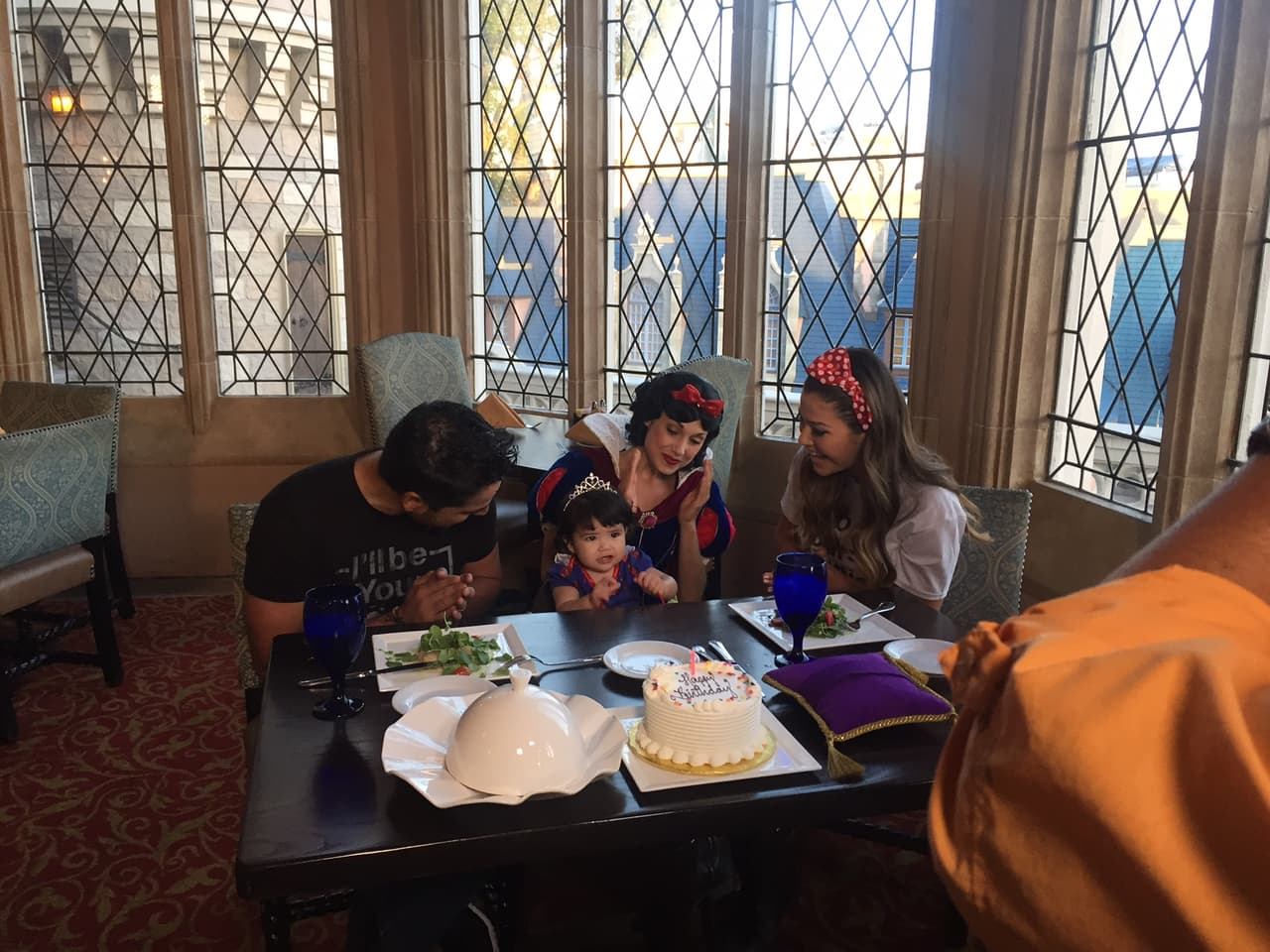 Giulietta muere de ganas de probar su pastel y estira sus manitas para alcanzarlo.