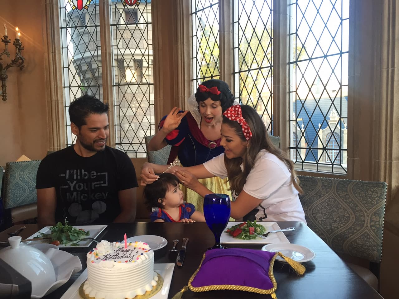 No crees que la diadema de princesita le da un toque encantador.