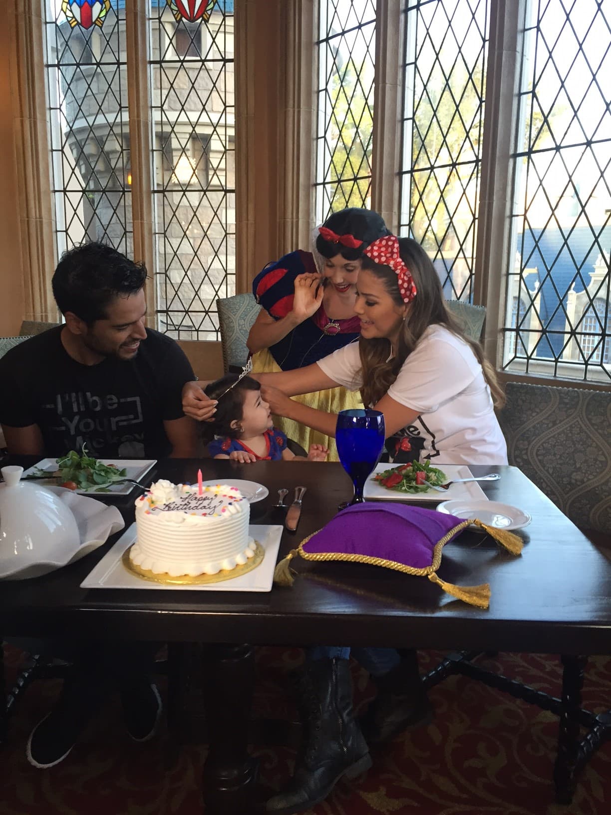 Blanca Nieves no puede hacer otra cosa que admirarse de la belleza de Giulietta. ¿Será que el espejo mágico aún cree que es la más bonita?