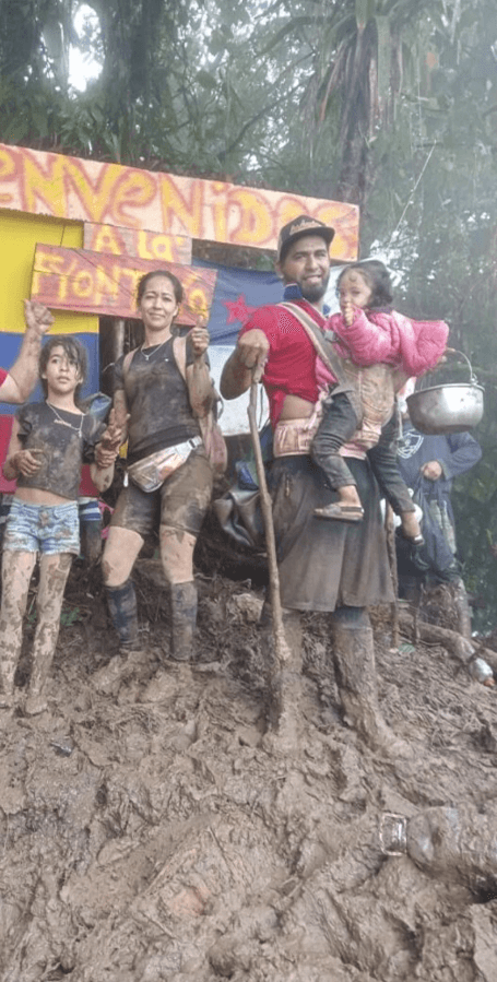 Robles con su familia en el Darién.