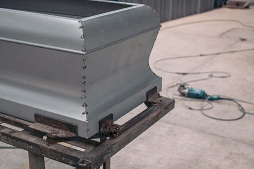 <ul>
 <li style="box-sizing: inherit; margin-bottom: 20px;">El solicitante debe ser un ciudadano estadounidense, nacional no ciudadano o extranjero cualificado que incurrió en gastos fúnebres después del 20 de enero de 2020.</li>
</ul>