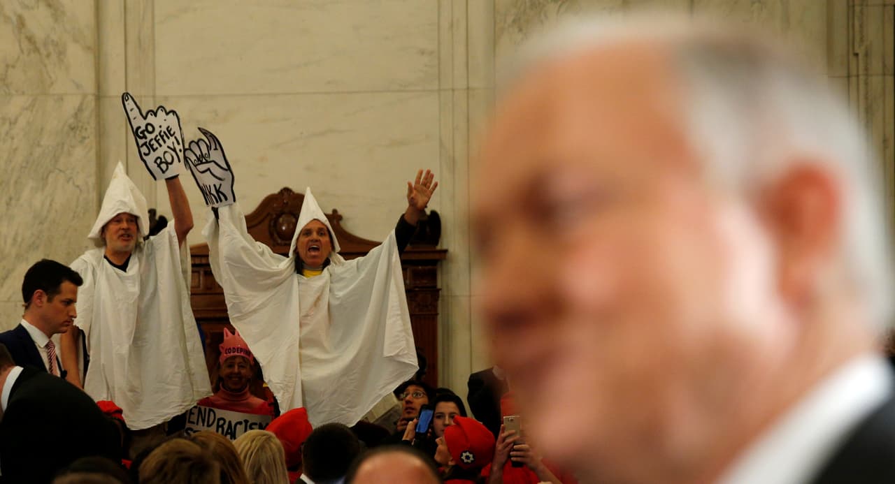 Un grupo vestido como el KKK también interrumpió el careo, en el que Sessions aseguró que "deplora" al grupo y a su "ideología del odio". (Foto de Kevin Lamarque/Reuters)