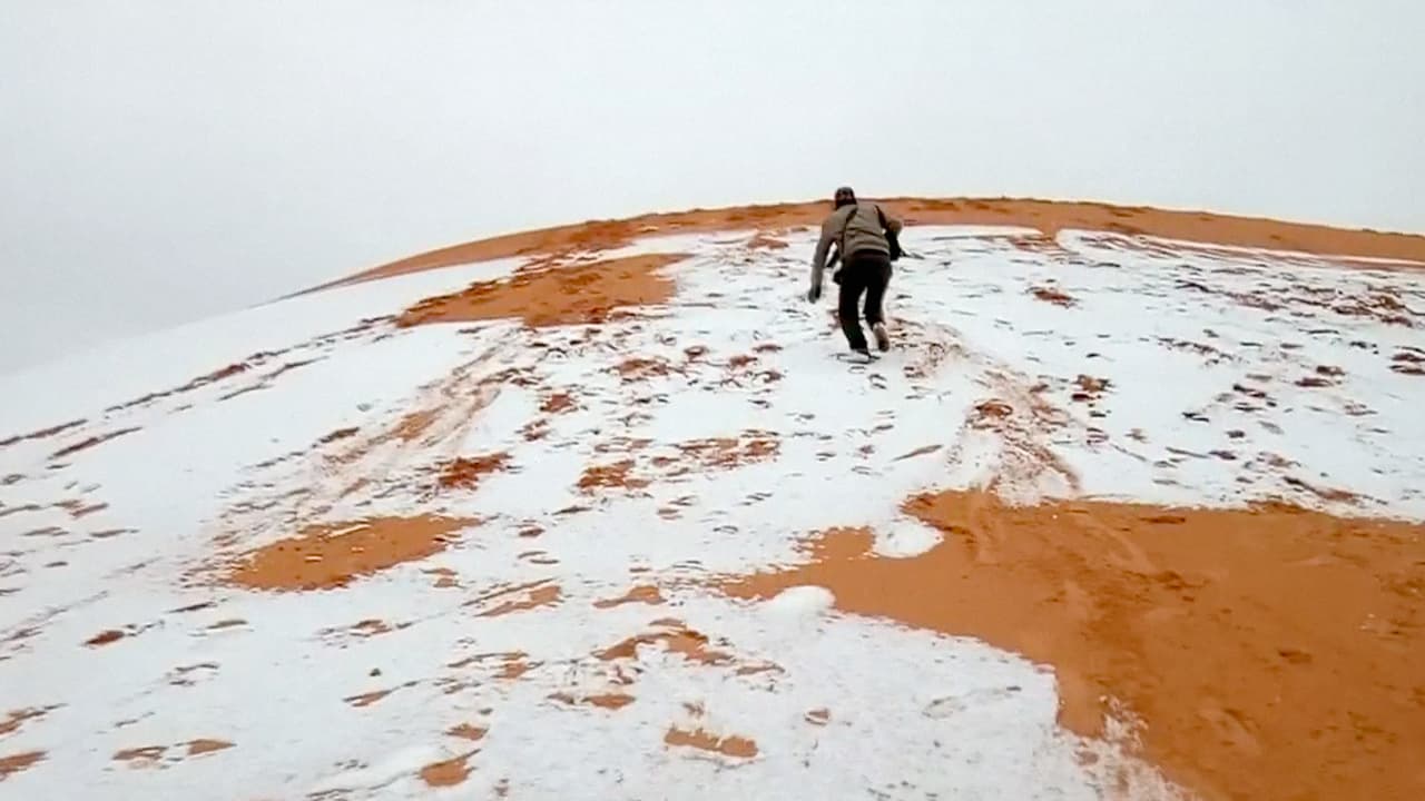 La ciudad de Ain Sefra es conocida como la puerta de entrada al desierto del Sahara. Estas fotografías distribuidas por la agencia Reuters fueron tomadas por Hamouda Ben Jerad, quien capturó la belleza y rareza de la nieve sobre la arena.