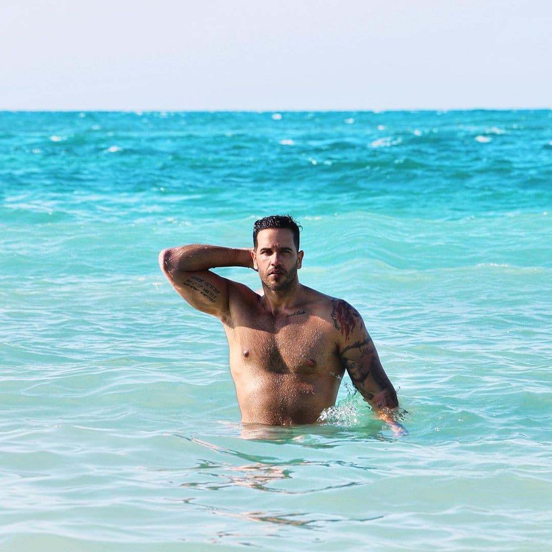 Diciembre llegó pero el calor en Miami aún se siente y Yisus no se pierde ningún rayo de sol. El chef del show matutino posó en traje de baño dentro del mar.