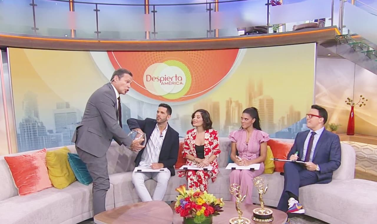 El zurdo de la familia no se quedó con las ganas de poner a prueba a sus compañeros y los retó a escribir lo más legible con la mano izquierda con el objetivo que él pudiera leer las frases.