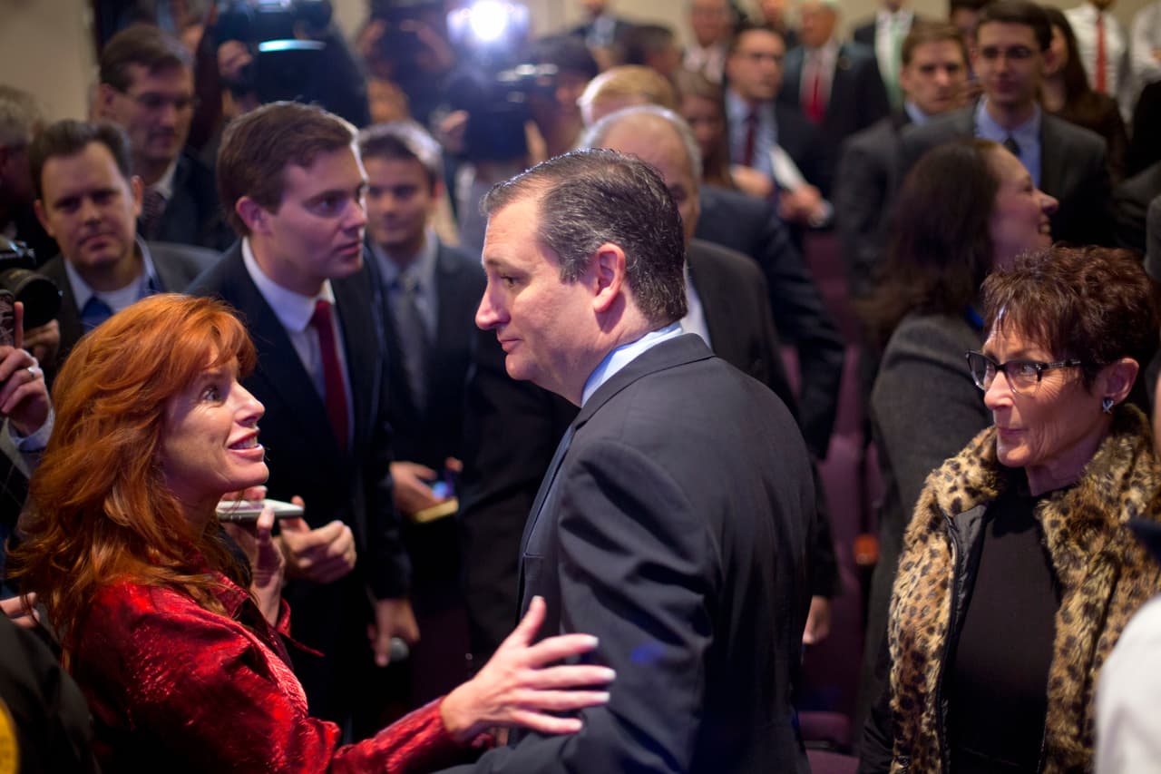 Ted Cruz habla con simpatizantes tras un evento en Washington
