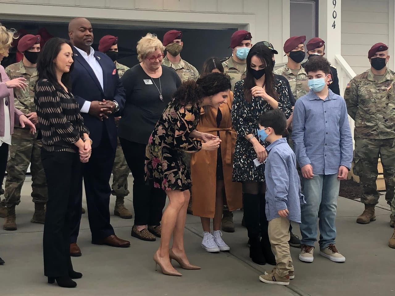 Su esposa, Legna Aponte Ortiz, recibió las llaves de su nueva casa en compañía de sus dos hijos.