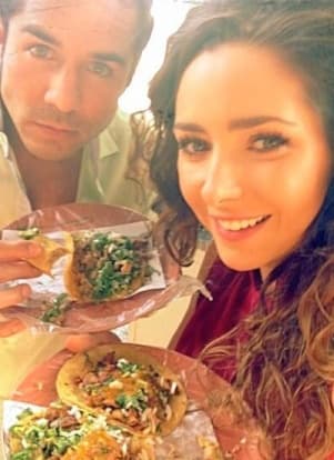 Ariadne Díaz y José Ron se escapan del trabajo para comer tacos.