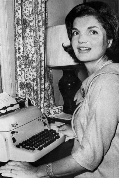 … Y cuando todo acabó, no sé cuantos días o cuantas semanas después, pero (Jack) quiso regalar un calendario a todos. Y trabajó mucho para lograr el calendario. Y entonces fue la sorpresa, recibí uno, él me dijo que quería dármelo, me dijo "pregúntale a Tish o a Tiffany. Yo se lo dije a ella, y cuando los calendarios llegaron, me sorprendí tanto que rompí a llorar... P.267...