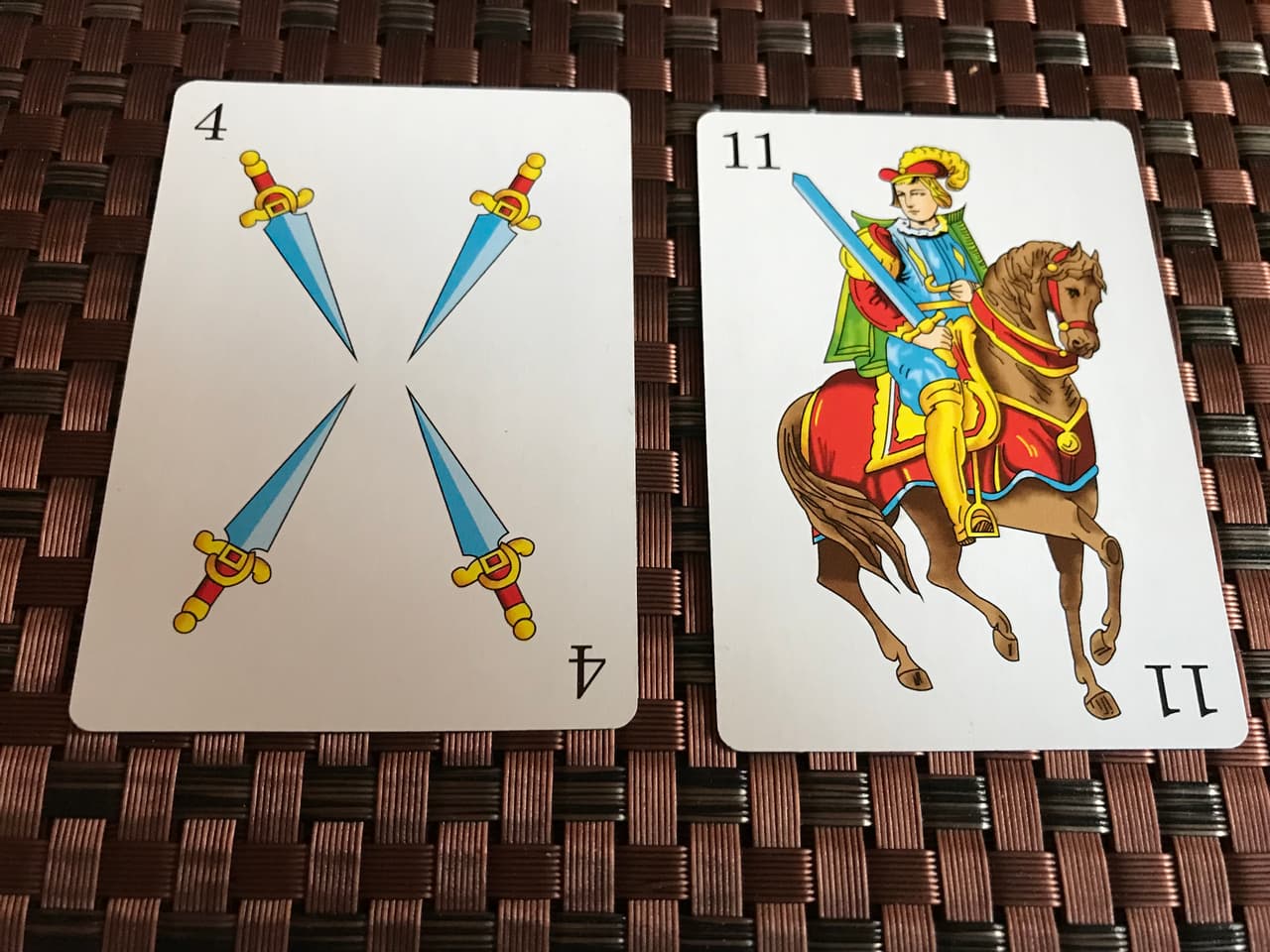 Y es que, relacionado al resto de la baraja de espadas, denota regularmente una pelea, conflicto o injusticia que llega a nuestras vidas y la cual hay que encarar con la mejor cara, para obtener un resultado favorable. Pero también puede hablar de personas doble cara o hipócritas que lleguen a causarnos esos problemas complicados.