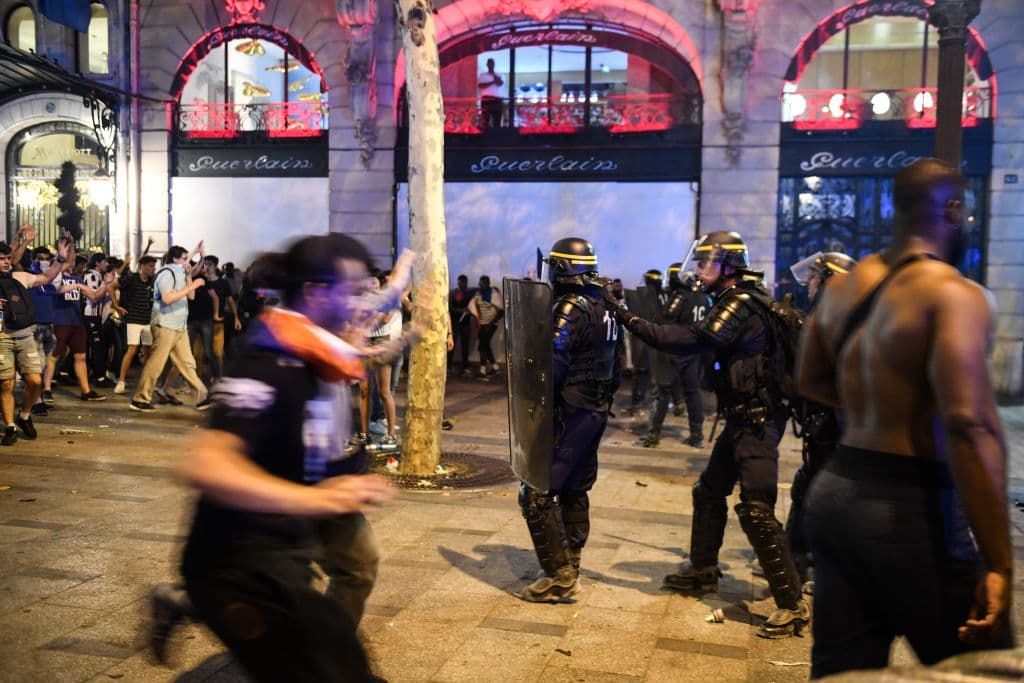 La madrugada en París fue escenario de enfrentamientos entre la Policía y cientos de personas tras la celebración del título de Francia en el Mundial de Rusia 2018.