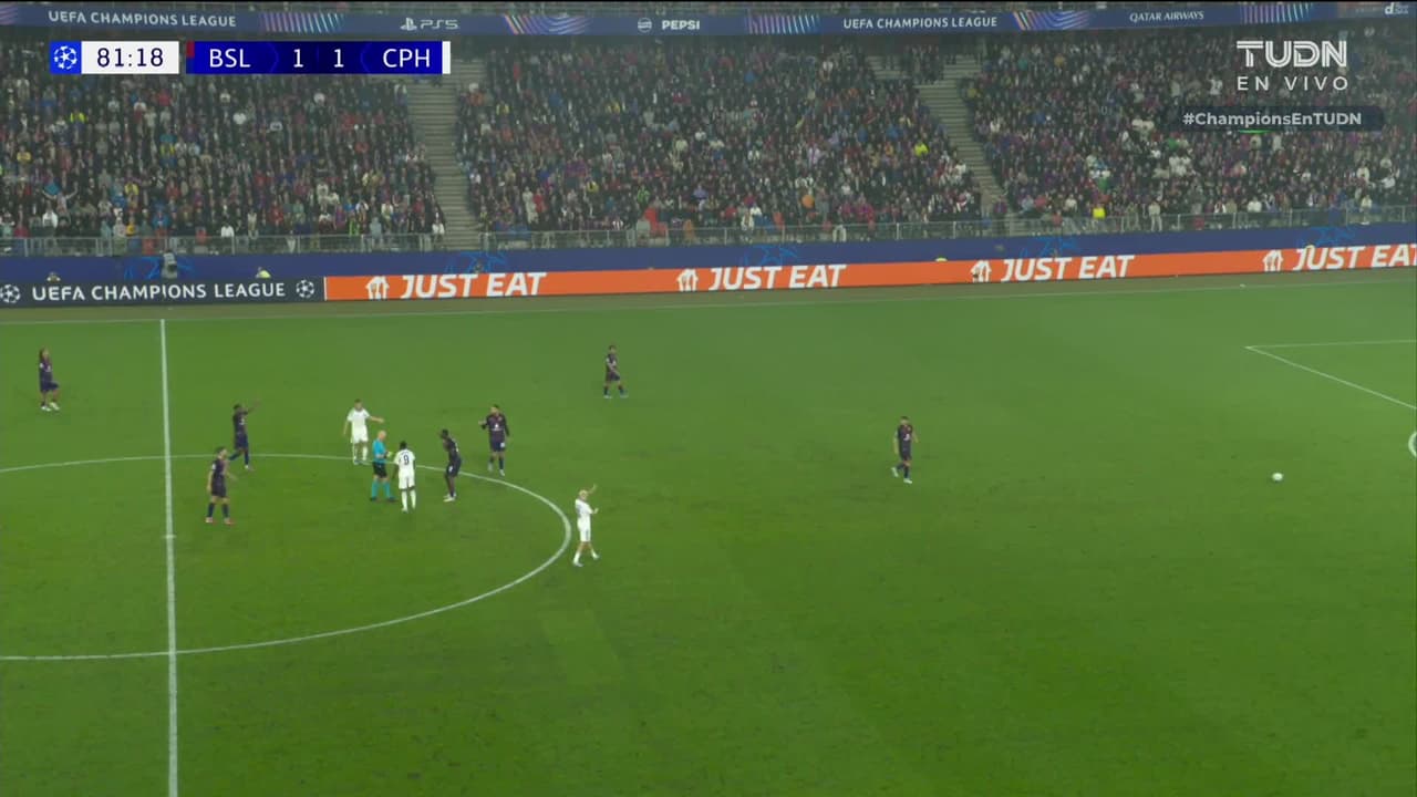 ¡Tarjeta Roja! Jonas Adjetey recibe la segunda amarilla y se va del juego.