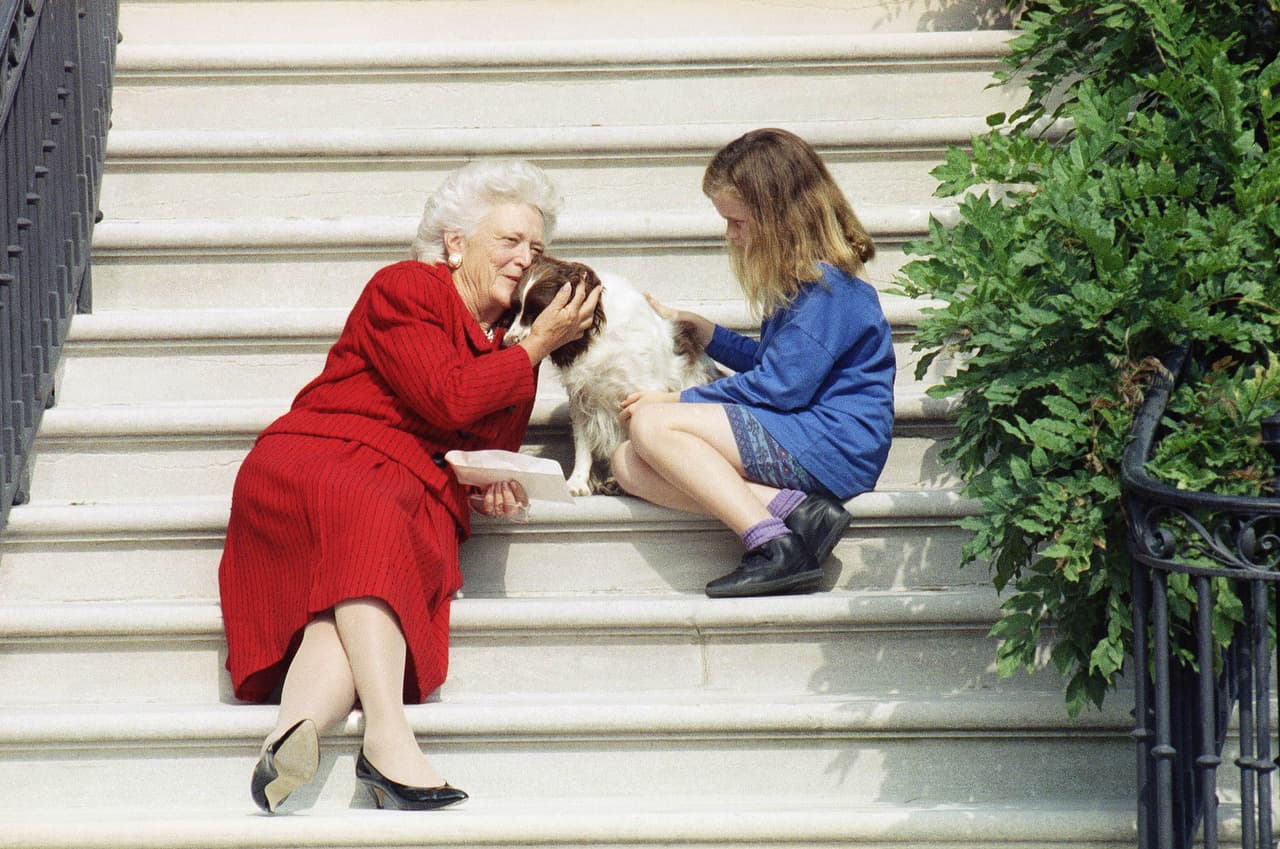 First Lady Barbara Bush, her granddaughter Barbara and Millie wait on the steps of the White House for President Bush to return from his check-up at Bethesda Naval Hospital on Friday, Sept. 13, 1991 in Washington.(AP Photo/Barry Thumma)