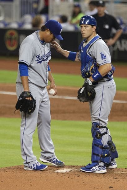 El pitcher de los Miami Marlins, José Fernández, se robó el show durante el esperado juego contra los muy calientes Los Angeles Dodgers, al dejar al jardinero Yasiel Puig 0-3 con un ponche y venciendo a los indomables Dodgers 6-2. Puig tuvo un fin de semana alegre, compartiendo con Lebron James y se paseó por el estadio de los Marlins ante 27,127 fanáticos, el tercer número mayor de asistentes en la temporada, pero terminó 0-5 con dos ponches. Fernández y Puig, ambos cubanos desertores, ambos novatos, en equipos distintos, podrían estar disputando el título del Novato del Año de las Grandes Ligas. Entra y Vota aquí por el mejor de los dos.