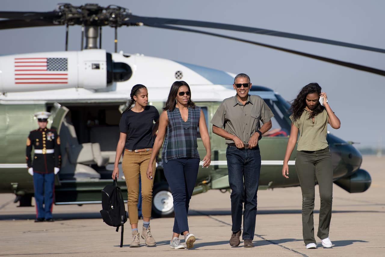 En su reciente viaje a New Mexico, Malia muy acorde con el estilo de su madre, su mentora en fashion, eligió pantalones caqui que combinó estratégicamente con una camiseta azul oscura.