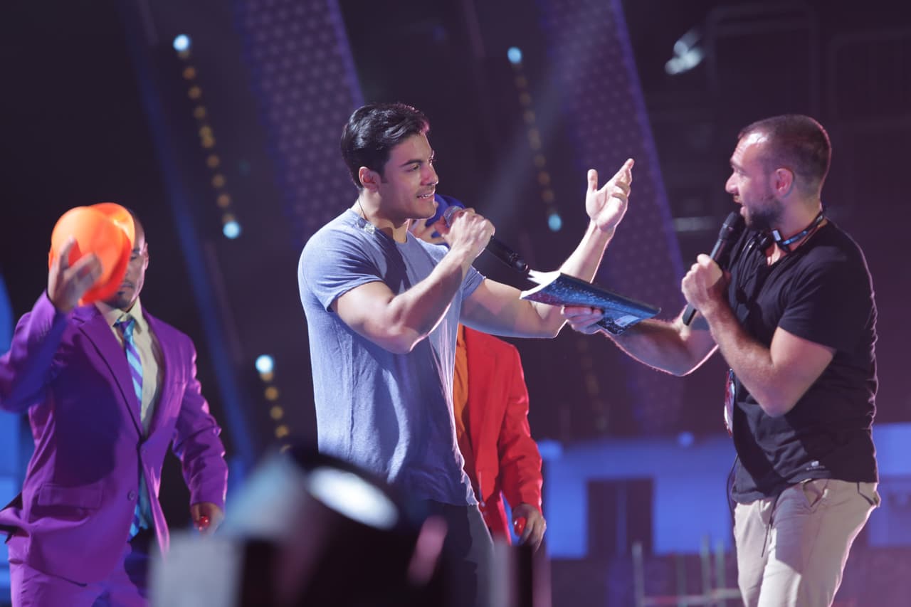 El cantante siguió las indicaciones que le daban al pie de la letra para lograr un número espectacular.