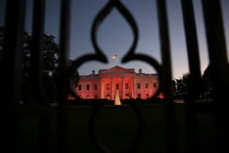 Un hombre trató de brincar por la reja de la Casa Blanca