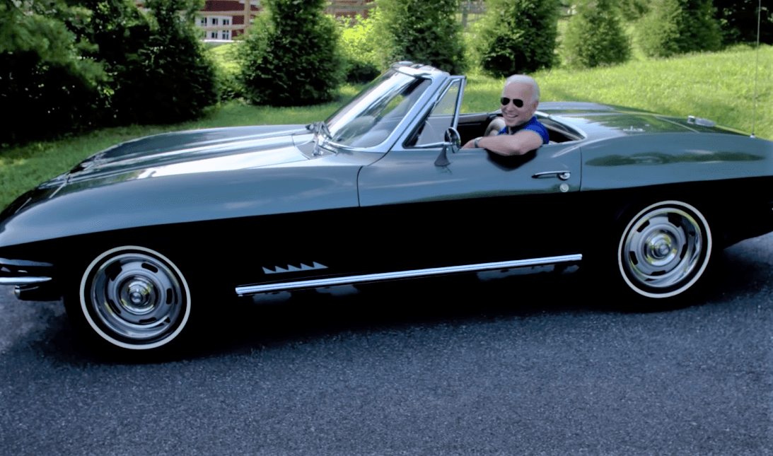 Esta joya está motivada por el popular
<b> motor V8 ‘bloque pequeño’ de Chevrolet</b> con 327 pulgadas cúbicas de desplazamiento (5.4 litros) y 350 caballos de fuerza. Por si fuera poco, también cuenta con una transmisión manual de 4 velocidades, uno de los atributos que más agrada a Biden.