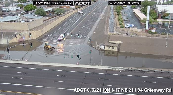 Esta mañana el Departamento de Transporte de Arizona publicó lo siguiente mensaje para los conductores: 
<i>Reduzca la velocidad esta mañana en el camino. [Esto] Podría ayudar a evitar que acabe en un accidente. Aquí hay un</i> vistazo a las fuertes lluvias que están ocurriendo ahora en L-101 Pima SB en Indian School.
<br>