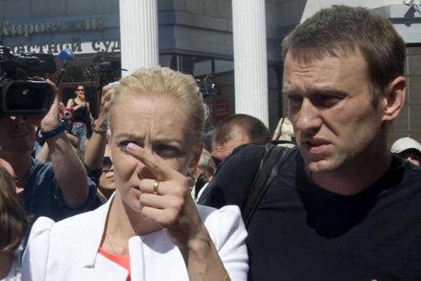 El alcalde en funciones de Moscú, Serguéi Sobianin, se pronunció a favor de que el dirigente opositor Alexéi Navalny se presente a las elecciones al Ayuntamiento de la capital rusa del próximo 8 de septiembre. Navalny decidió retirar su candidatura tras ser condenado la víspera a cinco años de cárcel en un caso de robo de madera y fraude, lo que de hecho le inhabilitaba para tomar parte en unas elecciones. Después de su arresto, condena y posteriores demostraciones en St. Petersburg y otras ciudades rusas, el bloguero fue puesto en libertad en forma inesperada. Al quedar en libertad hasta que se resuelva la apelación de la sentencia, el opositor podría concurrir teóricamente a los citados comicios. Tras abandonar la prisión preventiva de la ciudad de Kírov, unos 900 kilómetros al este de la capital, Navalny señaló que tomara una decisión cuando vuelva a casa. Mientras, el veterano opositor liberal, Borís Nemtsov, animó hoy a Navalny a postular su candidatura, "continuar hasta el final y ganar". "Estoy convencido de que si en las elecciones recibe más de un millón de votos, no se atreverán a encerrarlo. La garantía de inmunidad de Navalny depende directamente del apoyo popular", apuntó. Navalny, bloguero anticorrupción que sacó a la luz los trapos sucios del partido del Kremlin, era considerado hasta su condena ayer a cinco años de cárcel el dirigente opositor con mayor gancho electoral. Los analistas no creen en una posible victoria de Navalny en las elecciones a la alcaldía, pero consideran que su condena sí puede traerle réditos electorales. Uno de los organizadores en diciembre de 2011 de las mayores protestas antigubernamentales desde la caída de la Unión Soviética, Navalny fue el dirigente más votado cuando la oposición extraparlamentaria decidió crear un consejo coordinador.
