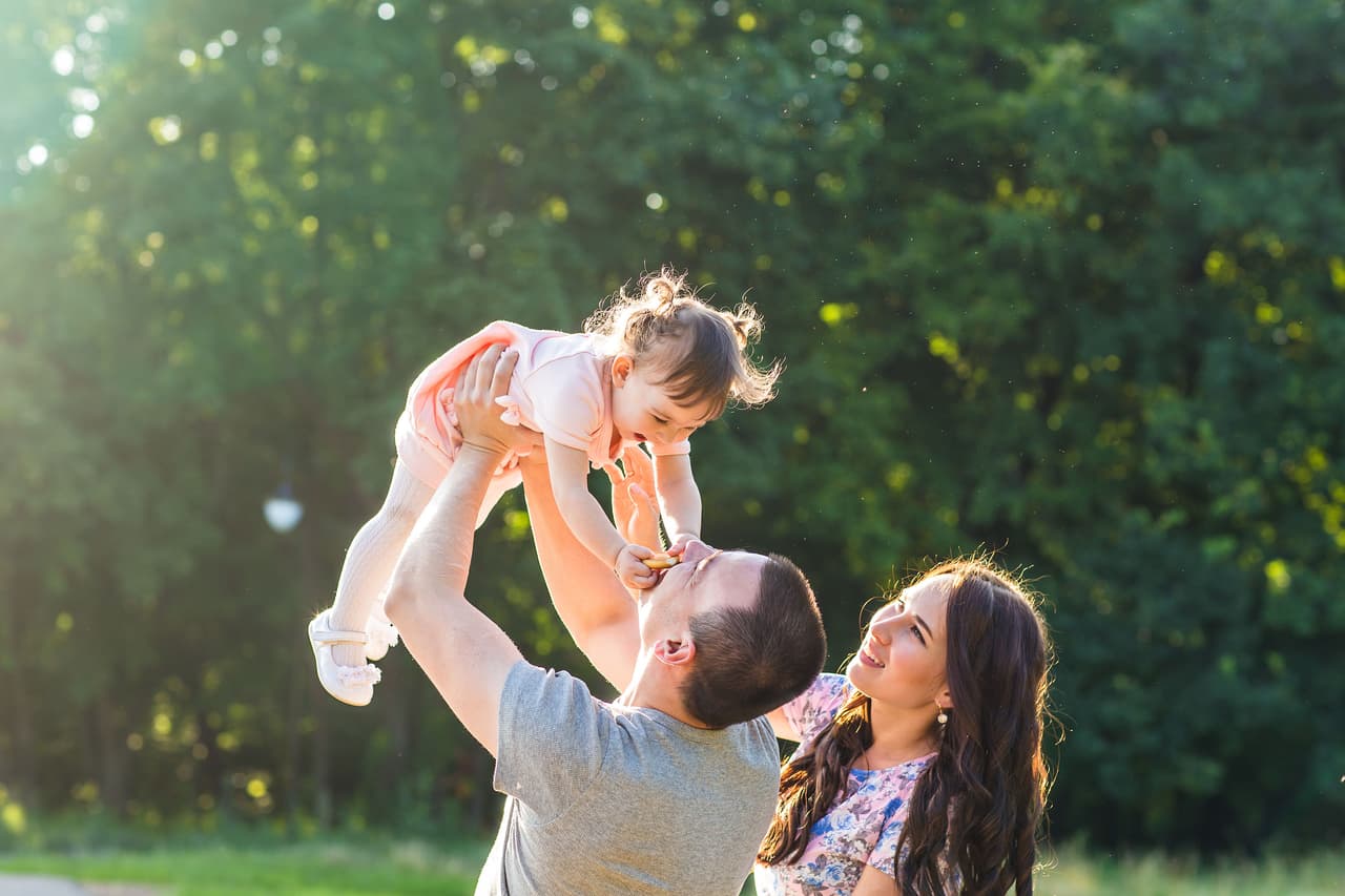 Durante años se ha hablado sobre el peligro que representa para los niños el humo del tabaco de segunda mano. 
<b>Empeora el asma, aumenta el riesgo de infecciones respiratorias</b> y de oído e incluso aumenta el riesgo de muerte súbita en los bebés. 
<br>