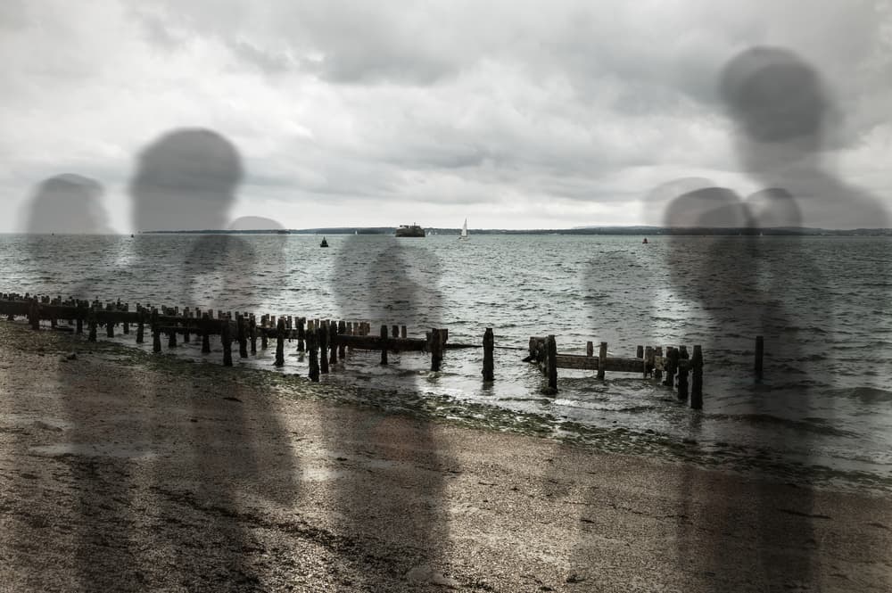 Pero su luz continuaría viajando en el espacio. O la imagen que nos trae el cine de quienes ya no están. Si un medio técnico puede lograr eso ¿qué no podrá concebir la mente que es la creadora de la tecnología?