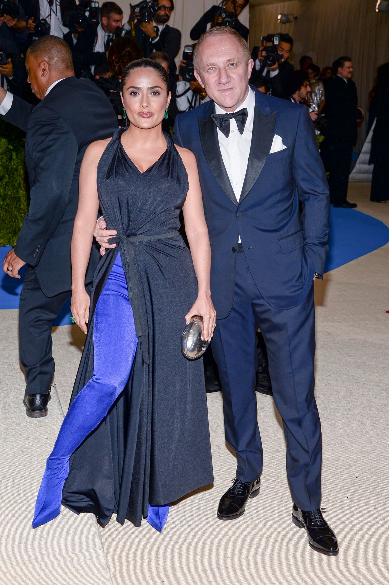 Salma Hayek sorprendió portando unas botas Balenciaga azul rey debajo de su vestido.