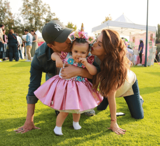 <b>Claudia Álvarez </b>y el productor Billy Rovzar celebraron los primeros dos años de vida de Kira, consitiéndola en el que fue 
<b><a href="https://www.univision.com/famosos/claudia-alvarez-era-tan-buena-estudiante-como-su-hija-kira-mira-sus-calificaciones-de-la-escuela-video" target="_blank">su último cumpleaños como hija única. </a></b>