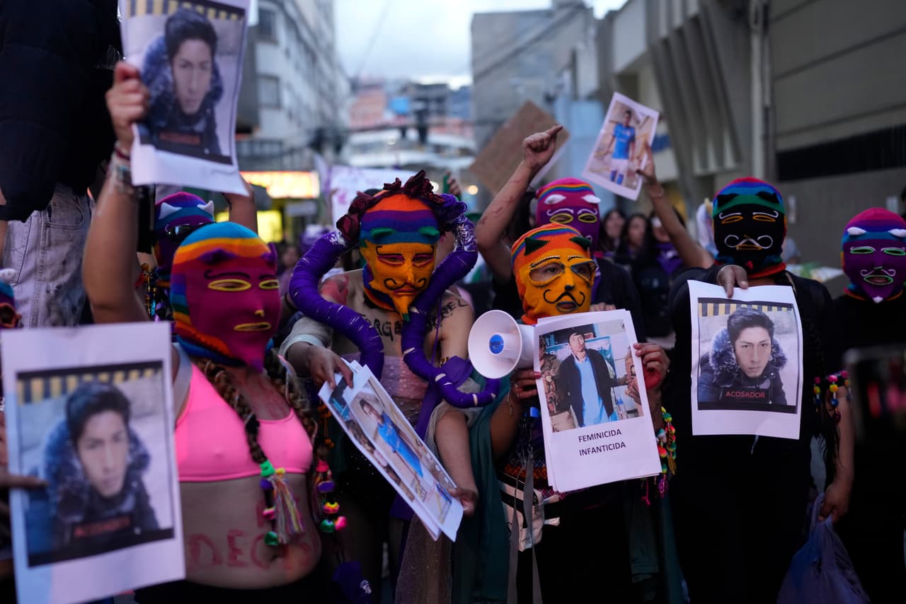 Mujeres sostienen fotos de personas a las que acusan de ser agresores de mujeres durante una marcha con motivo del próximo Día Internacional de la Mujer, en La Paz, Bolivia, en marzo de 2026. (AP Photo/Juan Karita)