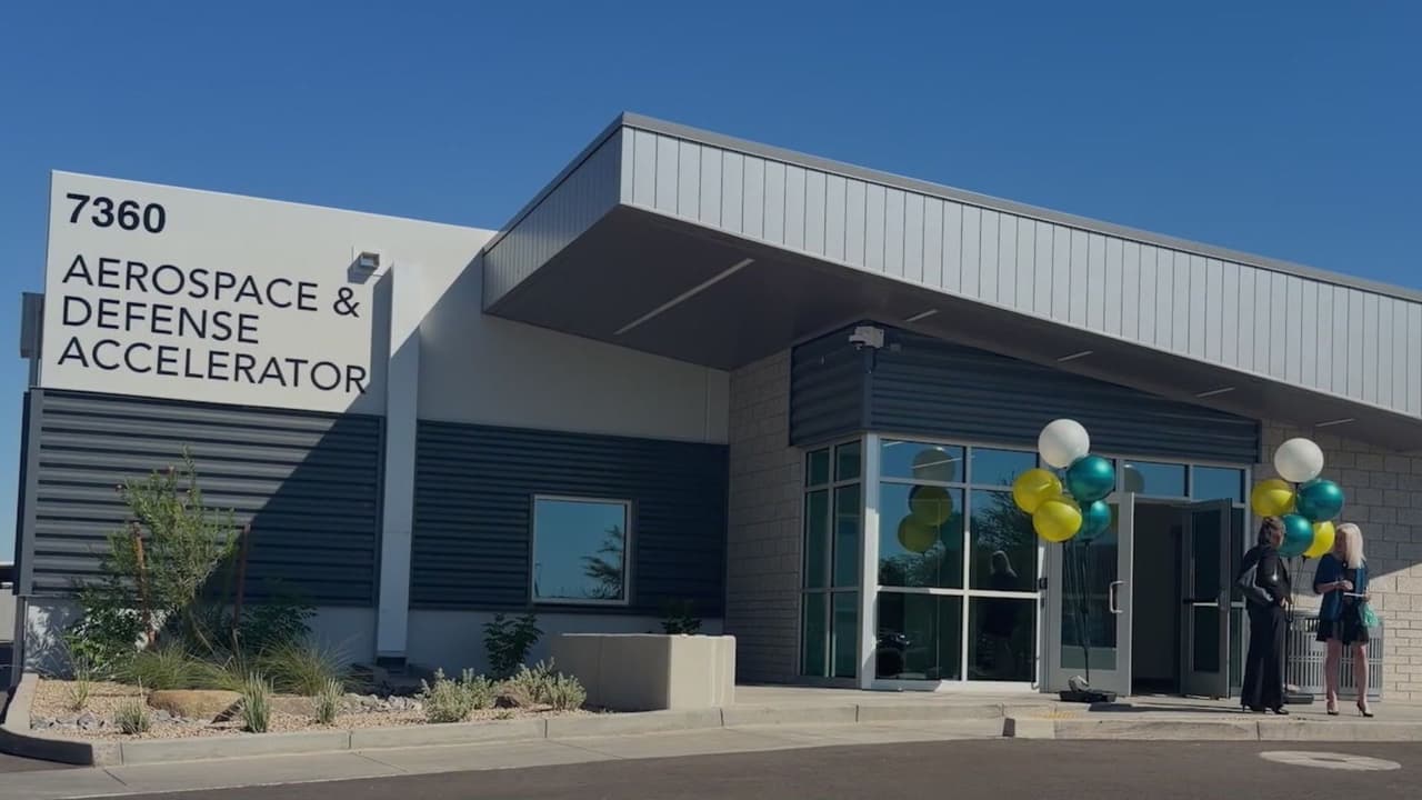 Arizona impulsa la capacitación técnica para cubrir la demanda de empleos en la industria aeroespacial