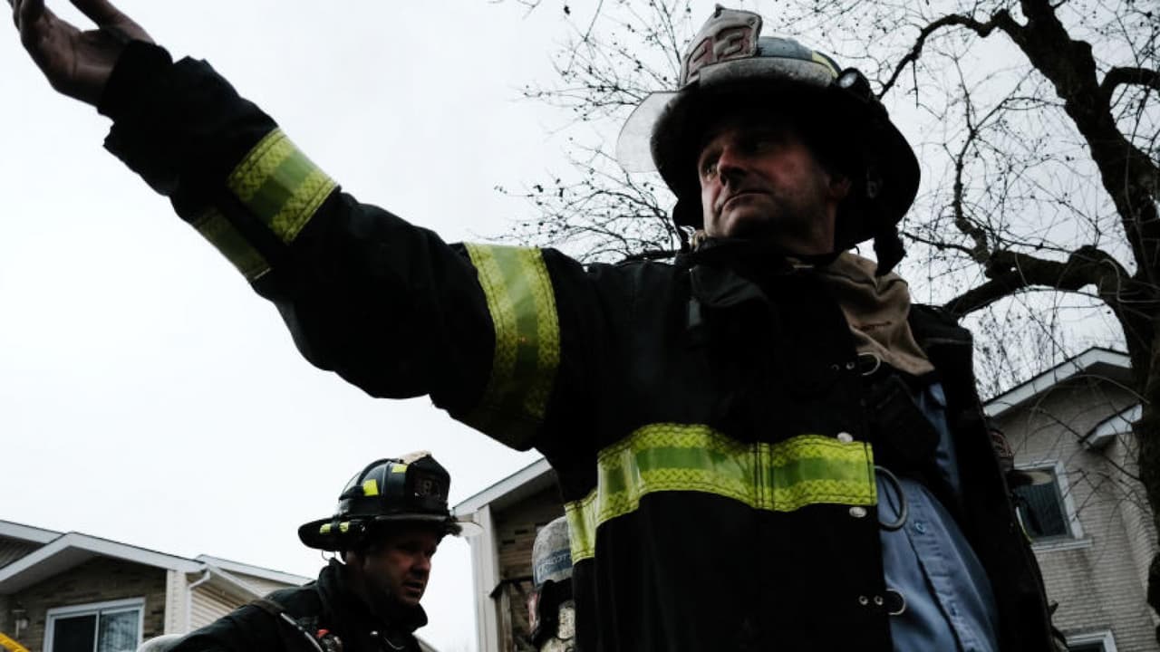 El incendio se registró antes de las 9 p.m. en la vivienda marcada con el 2554 al Norte de la Avenida Rutherford. Cuadrillas del Departamento de Bomberos de Chicago acudieron para combatir las llamas.