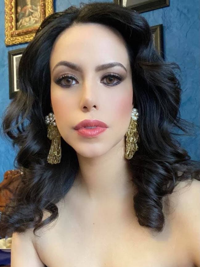 Se ha dicho en reportes de prensa que ella tenía 21 años, mientras que su marido tiene 79. Sin embargo, 
<b>existen discrepancias sobre la edad</b> de la cantante de regional mexicano. 
<br>