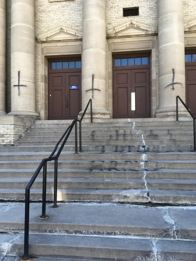 El vandalismo del templo masónico de Fort Collins bajo investigación como crimen de odio