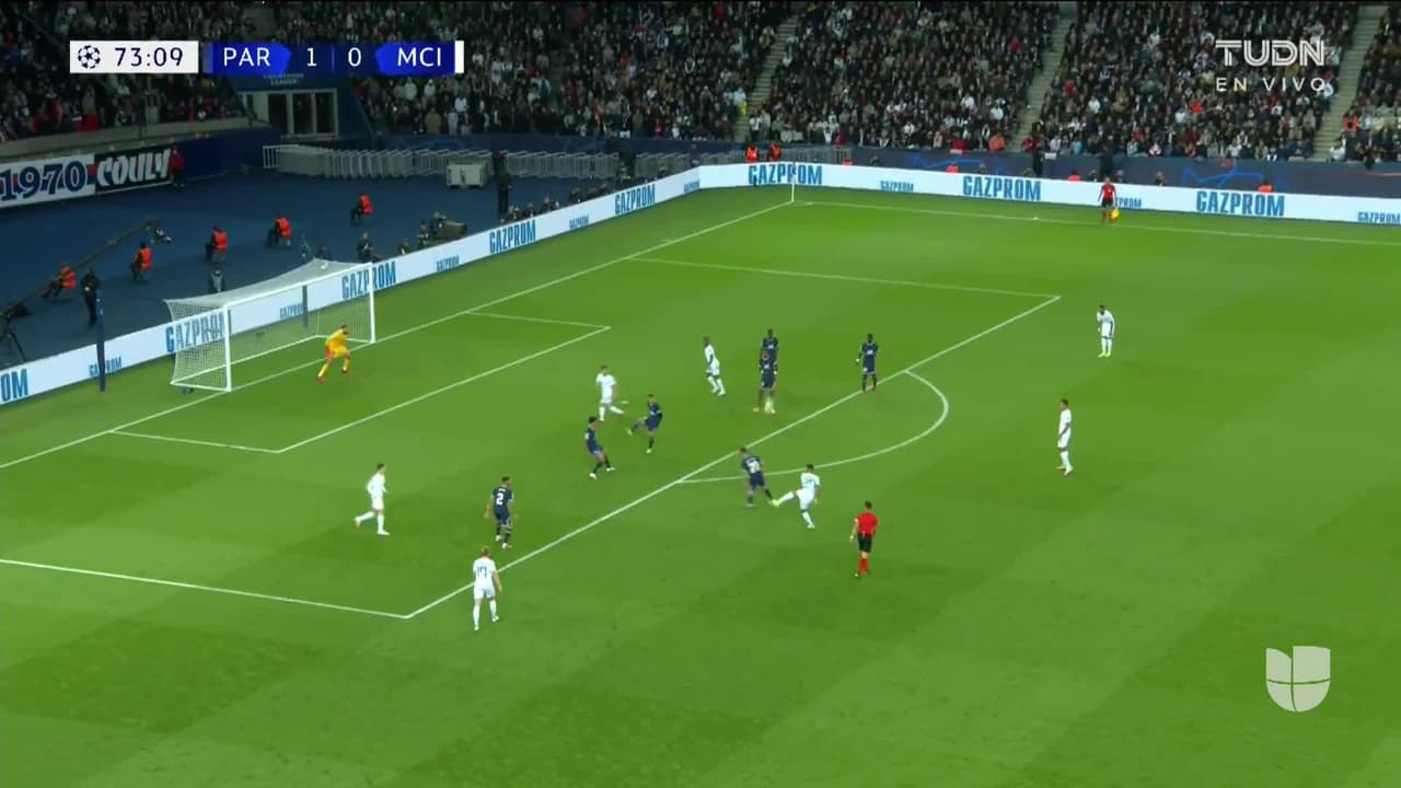 ¡GOL!  anota para Paris Saint-Germain. Lionel Messi