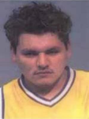 <h3 class="cms-H3-H3">Hugo Daniel Santos</h3>
<br>
<br>Luego de discutir con un hombre dentro de un automóvil, este hondureño de entre 40 y 38 años,
<b> lo asesinó de un balazo y lo empujó afuera del vehículo.</b> El 28 de diciembre de 2008, el cuerpo de la víctima sería hallado en el asfalto de Baltimore, Maryland.
<br>
<br>Dos días más tarde, las autoridades obtuvieron una orden de detención contra Santos tras ser
<b>acusado de asesinato en primer grado y de violación de la normativa sobre armas de fuego.</b> Más tarde, también sería acusado de fuga ilegal para evitar enjuiciamiento.
<br>