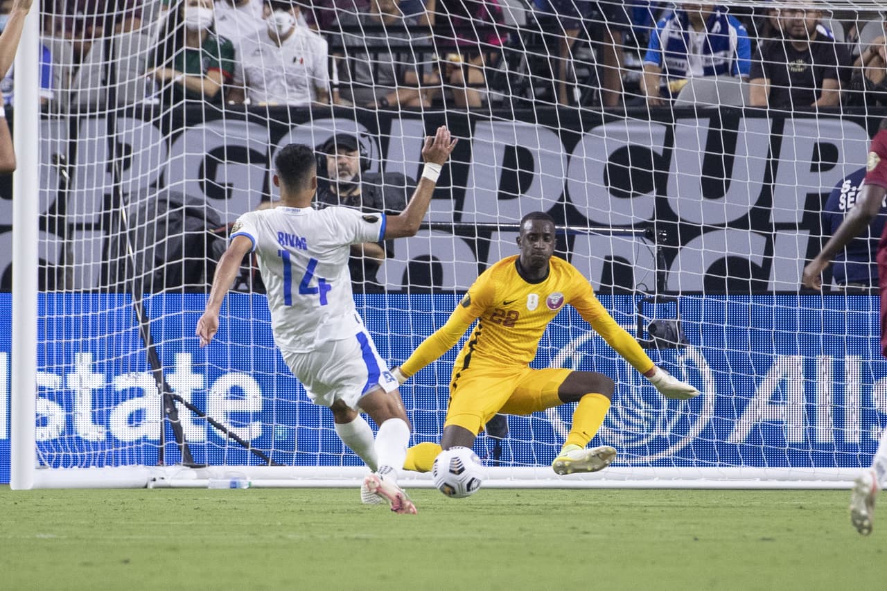 Pero a partir del minuto 60 pocos imaginaron que arrancaría el show de Joaquín Rivas y el regreso de El Salvador al partido.