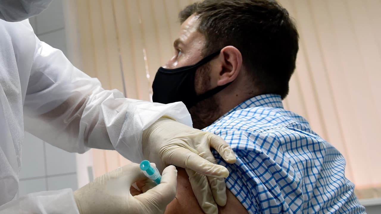 Hasta la fecha se han administrado 7,358,071 dosis de vacunas contra el covid-19 en el estado del Gran Cañón que comenzaron los esfuerzos de vacunación. Por lo tanto, el 56.1% de los residentes de Arizona han recibido por lo menos una dosis de la vacuna.