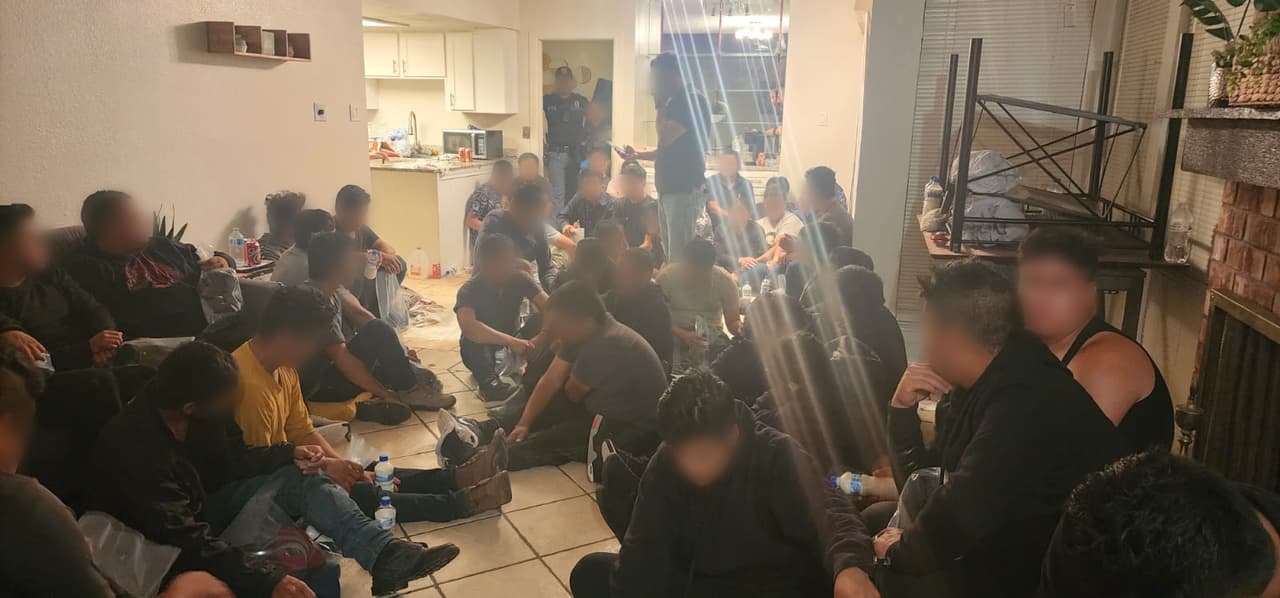 Autoridades hallan a 55 migrantes hacinados y escondidos en una casa de seguridad en El Paso