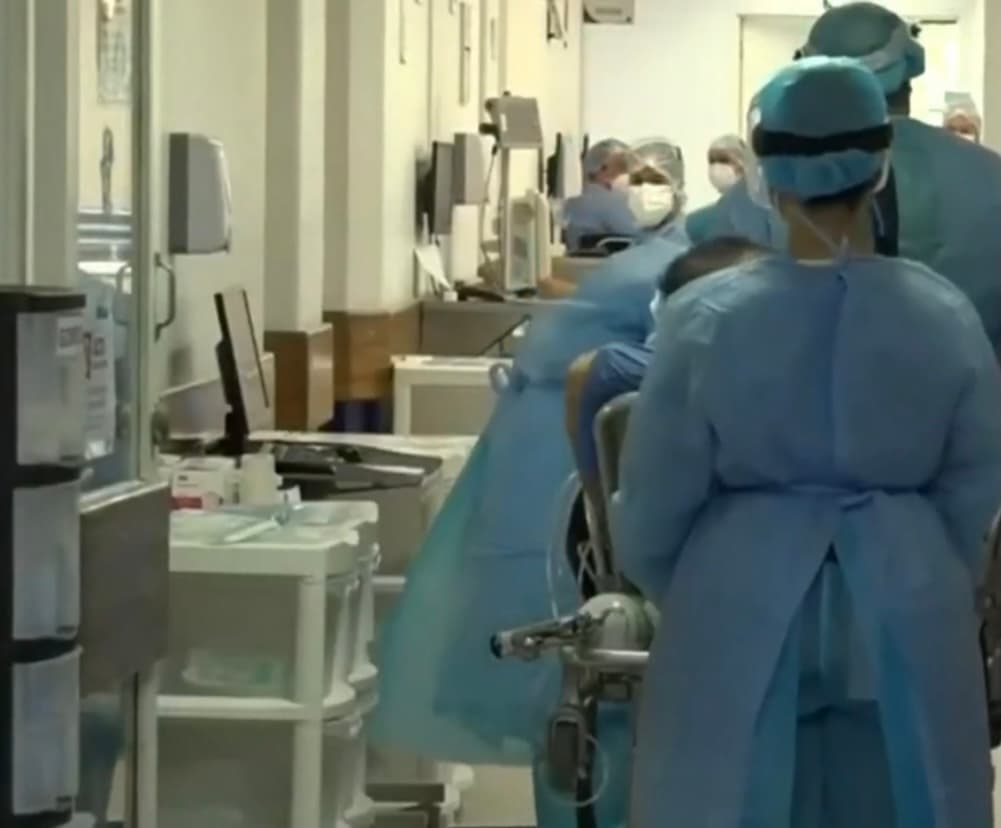 Sin seguro médico y con los hospitales colapsados con pacientes 
<a href="https://www.univision.com/temas/coronavirus">covid-19</a>, 
<b> Ruth está olvidada y sin la mínima posibilidad de resolver su problema. </b>
<br>