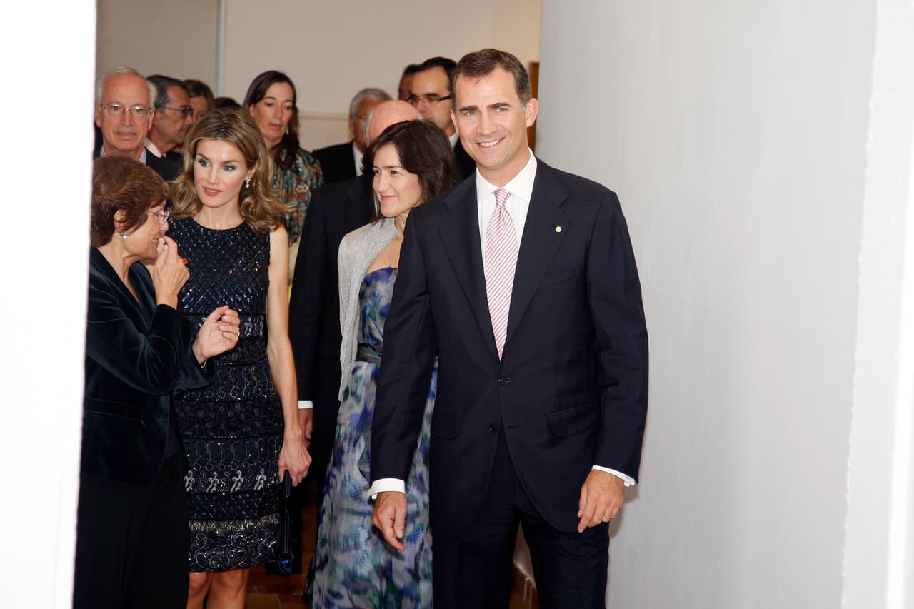 Y en 2015 la reina de España acompañó a su esposo durante la inauguración de una exposición del artista Joan Miró, en Barcelona, usando el mismo vestido que en 2009. La experiodista utilizaría el mismo vestido tres ocasiones más.