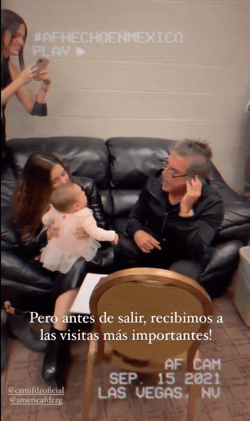 <b>Visitando a su abuelo </b>
<br>Antes del concierto que 
<a href="https://www.univision.com/shows/el-gordo-y-la-flaca/alejandro-fernandez-anuncia-que-por-primera-vez-realizara-en-septiembre-dos-conciertos-en-las-vegas-video">Alejandro Fernández</a> y su hijo Alex dieron en el MGM Grand en Las Vegas el 16 de septiembre, recibieron la visita de Camila y Cayetana. América Guinart compartió en sus historias de Instagram los ensayos antes de salir a escena.