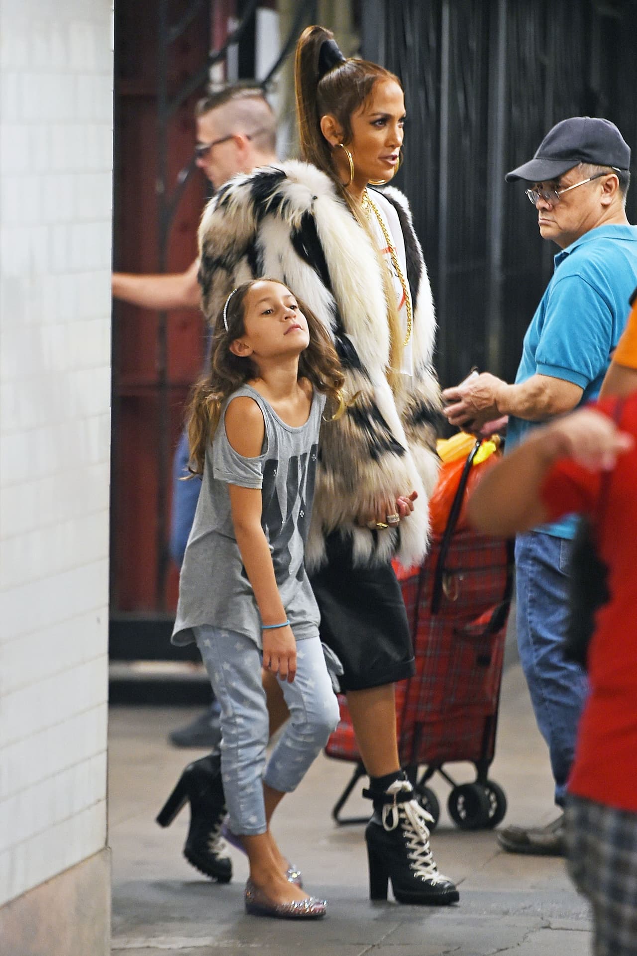 Desde horas de la tarde, Jennifer López recibió el apoyo de su hija Emme en el set de grabación.
