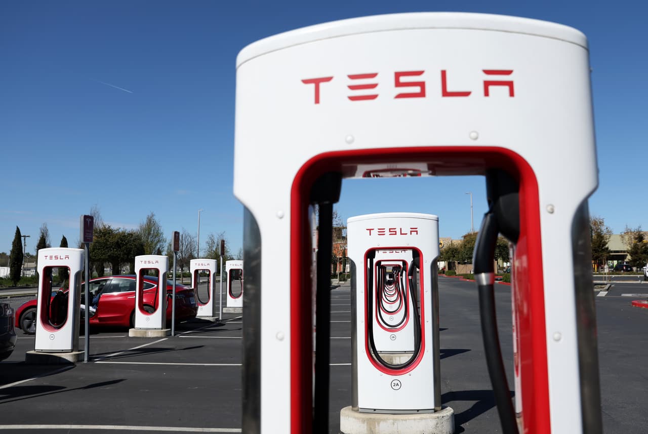 Miles de personas asistirán a la fiesta de Tesla: anuncian cambios de horarios en escuelas cercanas