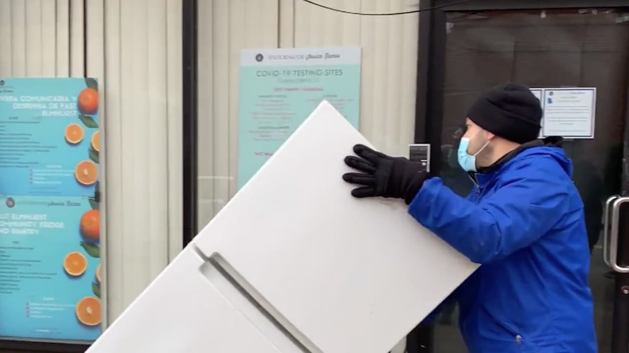 Reemplazan la nevera comunitaria vandalizada en Queens "gracias a la generosidad de tantas personas"