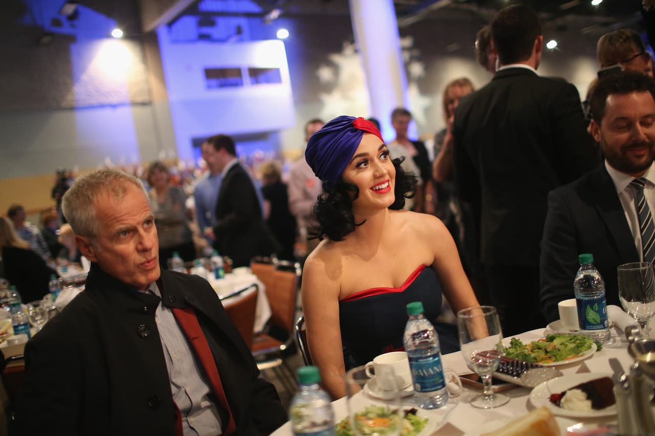 Sin duda esta chica tiene claro de qué lado está, pero ella no es la única cantante en la misma sintonía...