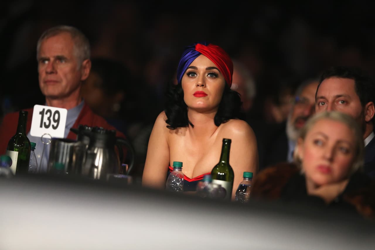 Entre las canciones, Katy expresó "No voto por ella porque sea mujer, voto por ella porque es la más indicada para hacer este trabajo".