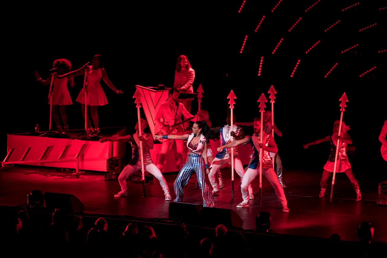 "... Yo estoy con ella porque ha demostrado que es muy fuerte", dijo la cantante californiana en el video que forma parte de la campaña política de Hillary.