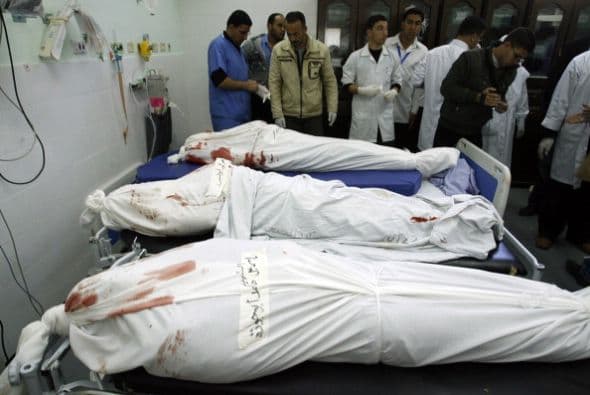 Los próximos pasos del movimiento islamista Hamás y de Israel son claves para detener la espiral de violencia que estalló el miércoles en la zona, en un aparente intento de la Yihad Islámica de arrastrar a ambas partes a un nuevo conflicto armado. "Israel considera a Hamás responsable de todo lo que ocurre (en Gaza): es el que ejerce la soberanía y el que debe responder por todo lo que ocurre", declaró un alto mando militar israelí en la zona, que reconoció que en los últimos meses no ve a milicianos de este grupo "participar en acciones terroristas". Para la Yihad Islámica, lanzar cohetes es "un medio excelente para avergonzar a Hamás, con el fin de demostrar que son ellos los que definen la agenda (política) en Gaza, mientras Hamás ha abandonado la yihad y la resistencia (armada) en busca del poder", escribe hoy el experto israelí en asuntos árabes y de Oriente Medio, Avi Isajarov. Organización mucho más pequeña, versátil e ideológica que Hamás, y sobre todo sin responsabilidades de gobierno, la Yihad trata de reavivar la lucha armada y "hace grandes esfuerzos para arrastrar (a ambas partes) a un nuevo conflicto", apelando en esta ocasión a la muerte de tres de sus hombres. Netanyahu debe decidir ahora "si quiere más violencia o seguir el toma y daca habitual con las milicias", subraya el académico.